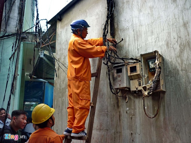 Thợ điện kiểm tra hệ thống điện đã bị cháy.