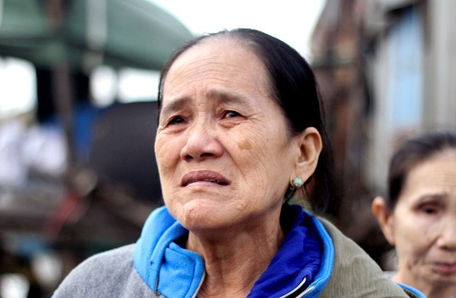 Bà Lê Thị Tào thờ thẩn nhìn ngôi nhà của mình bị cháy đen. "Gia đình sẽ sống như thế nào khi nhà, tài sản không còn gì. Giờ đây chỉ mong chính quyền giúp đỡ để sống qua ngày mà thôi", bà Tào khóc.