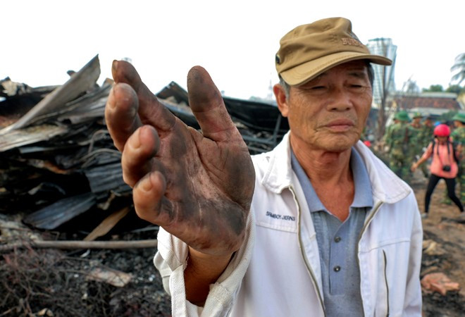 Ông Khổng Bồi cho biết căn nhà có 9 người sinh sống đã thiêu rụi toàn bộ. Tài sản còn lại là chiếc ghe công suất 30 CV. "Giờ không biết sống như thế nào, cả nhà chỉ trông chờ vào chiếc ghe thì không đủ sống", ông Bồi nói.