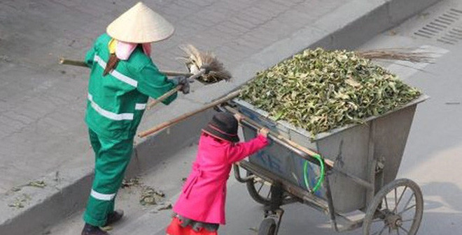 Hai mẹ con nữ lao công quét dọn ngày Tết.