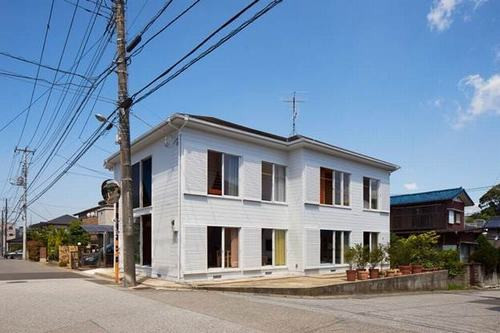 Đây là ngôi nhà 2 tầng cao cấp hiện đại được cải tạo lại của một hộ gia đình, ban đầu là căn hộ 2 tầng với 8 phòng cho thuê nằm ở khu vực ngoại ô Tokyo, Nhật Bản.