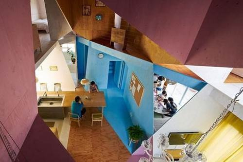 Các kiến trúc sư đã thêm những màu sắc tươi sáng, sống động như xanh dương, hồng, tím, vàng để biến ngôi nhà cũ trở thành một nơi ở lý tưởng cho hộ gia đình trẻ.