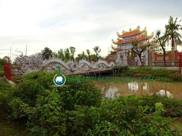 Ngôi nhà thờ tổ nghiệp xây dựng theo phong cách đền chùa miền Bắc xưa... nằm bên một con rạch nhỏ, trong không gian "quê" tĩnh lặng ở vùng ven thành phố. Kiến trúc ngôi nhà thờ mang nét cổ kính, lọt thỏm giữa một khuôn viên rộng lớn, có nhiều hoa lá.