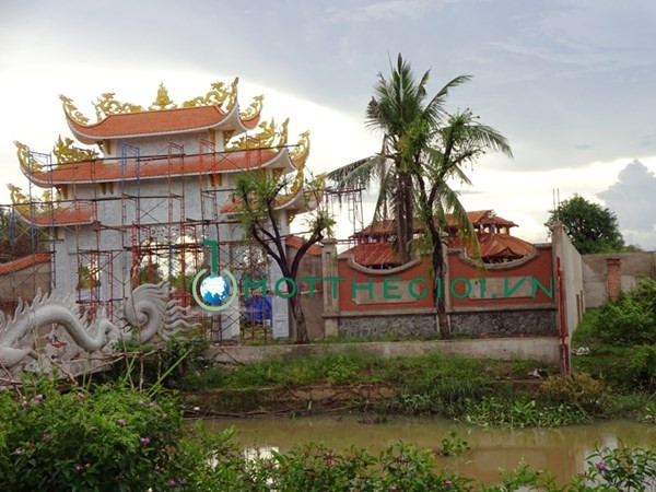 Cổng chính vào ngôi nhà thờ Tổ cũng đang được hoàn thiện.
