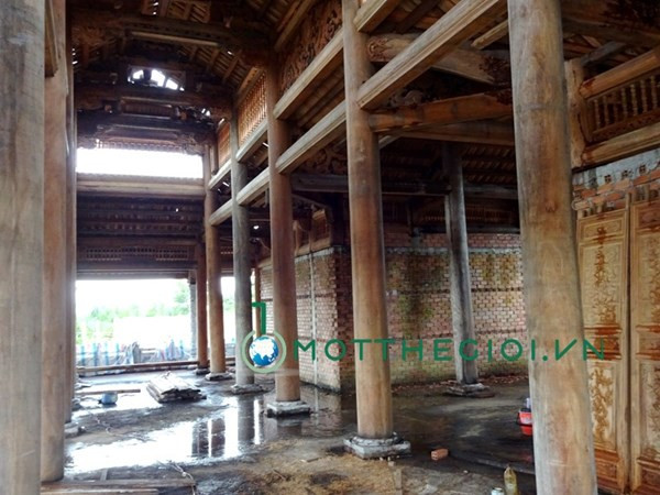 Gian chính ngôi nhà thờ hoàn toàn bằng gỗ, nổi bật là những cột gỗ lim lớn.