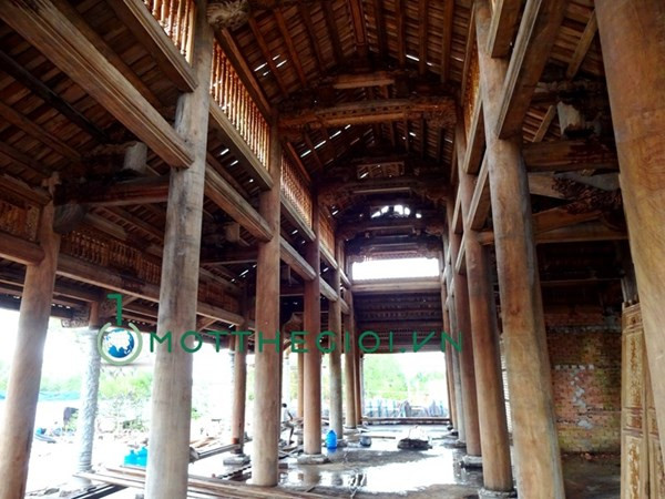 Những cột gỗ lim làm nên sự độc đáo ngôi nhà thờ, gợi nhớ những ngôi nhà cổ ở miền Trung nắng gió, quê hương của danh hài Hoài Linh.