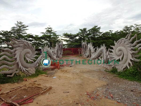 Hai con rồng nhìn từ phía trong nhà thờ ra ngoài cổng.