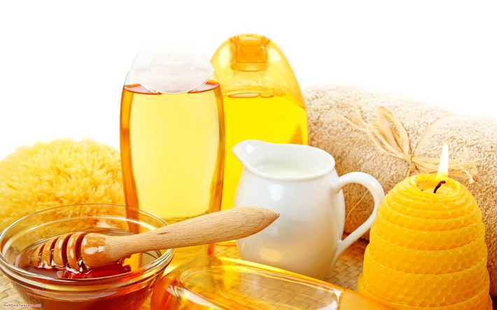 7. Mật ong nguyên chất. Chúng ta đều rằng mật ong nguyên chất có thể được sử dụng để điều trị ho và nhiễm trùng đường hô hấp. Điều này là do tính chất kháng khuẩn mạnh của nó. Trong thực tế nghiên cứu này cho thấy, mật ong nguyên chất có hoạt tính kháng khuẩn tương tự như thuốc kháng sinh.