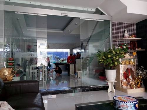 4. Nhà của Trấn Thành Hiện nay, Trấn Thành là nam MC đắt show nhất showbiz Việt. Không chỉ dẫn chương trình, anh còn đảm nhận các vai trò huấn luyện viên, ban giám khảo hay đóng phim. Nam MC cũng gây chú ý với những cuộc tình ồn ào với Mai Hồ và gần đây nhất là Hari Won. Vốn là người khá kín tiếng nên người hâm mộ chưa từng được chiêm ngưỡng không gian sống của Trấn Thành và gia đình. Những ngày gần đây, lần đầu tiên khán giả được tận mục sở thị một phần nhỏ ngôi nhà của nam MC qua facebook của thí sinh đạt 100 triệu trong Thách thức danh hài 2 - Lê Thị Dần.