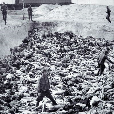 10. Trại tập trung khổng lồ Bergen-Belsen. Trước khi được giải phóng (năm 1945), trại tập trung này là nơi mà Nazis (Đức quốc xã) đã tàn sát.50.000 người, Anne Frank cũng là một trong những nạn nhân. Bác sĩ Fritz Klein – người đứng gần nhất trong ảnh – đã được lệnh chôn cất “bãi thi thể.” Vị bác sỹ này đã đưa các tù nhân đến phòng chứa khí độc để giết chết họ (một thí nghiệm y khoa vô nhân đạo). Sau chiến tranh, ông ta đã bị xử tử vì những tội ác đã gây ra trong chiến tranh.