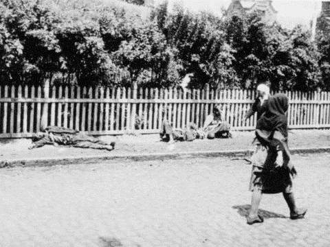 8. The Holodomor – nạn đói ở Ukraine lớn nhất thế giới Nó đã cướp đi sinh mệnh của hàng chục triệu người, số người chết tương đương với cuộc diệt chủng người Do Thái của phát-xít Đức trong thế chiến thứ hai. Thi thể người chết tràn lan khắp đường phố ở Kharkiv năm 1933.