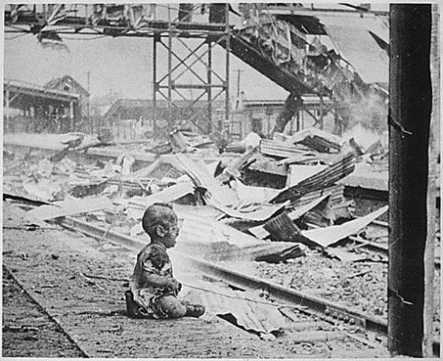 9. Em bé may mắn sống sót trên chiến trường Thượng Hải Năm 1937 chiến tranh Trung – Nhật và chiến tranh thế giới lần thứ 2 xảy ra cùng lúc tại Trung Quốc. Trong một lần không kích, Nhật Bản đã đánh bom nhầm vào một nhà ga ở Thượng Hải, có rất nhiều phụ nữ và trẻ em bị tử nạn. Đứa trẻ trong hình là một trong những người hiếm hoi còn sống sót sau trận tấn công ấy, nhưng em đã bị thương khắp người.
