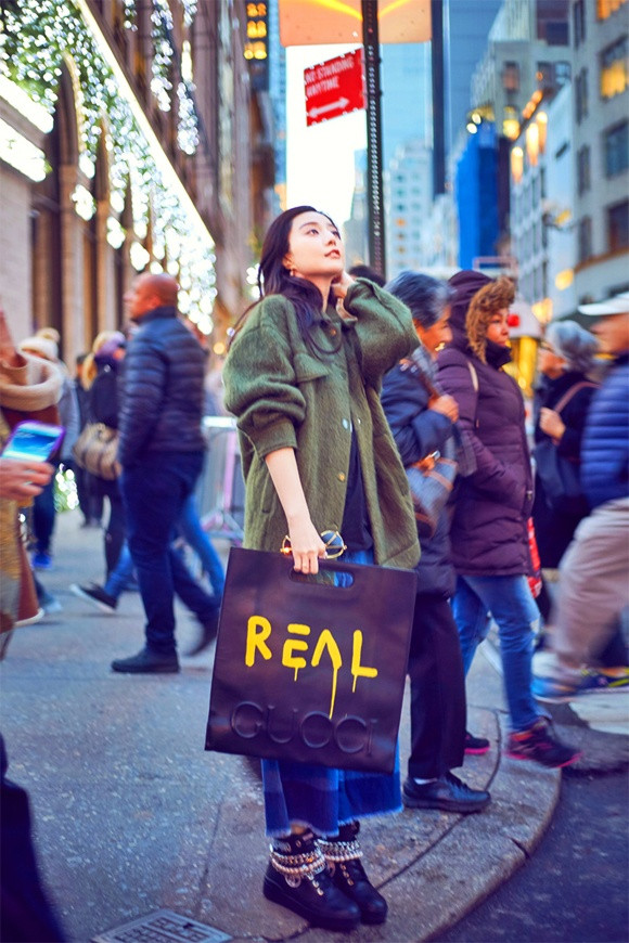 Phạm Băng Băng khoe street style mới và đụng hàng túi hiệu với Hồ Ngọc Hà.