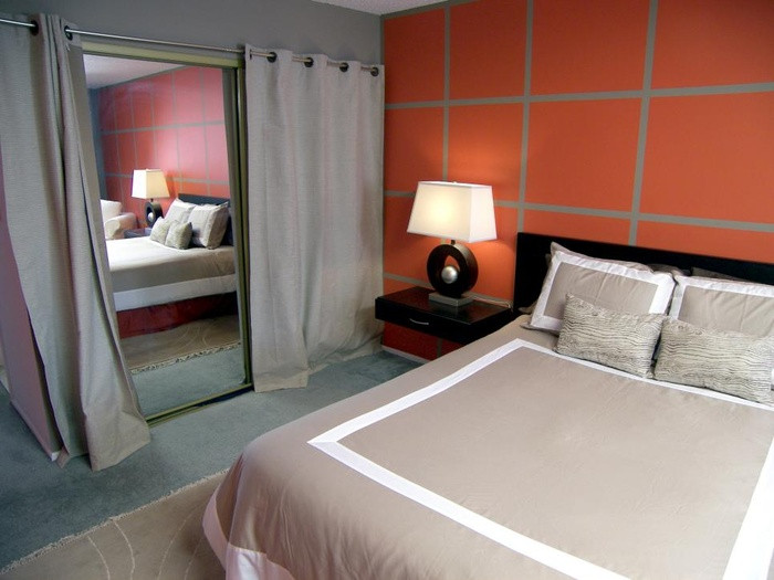 Thêm một chiếc gương Một trong những mẹo hay nhất (và đơn giản nhất) là thêm một chiếc gương toàn thân để mở rộng không không gian một cách trực quan. Chiếc gương cao này tạo thêm không gian và làm cho phòng ngủ trông rộng hơn. Khi cần không gian thân mật, bạn chỉ cần kéo rèm và che chiếc gương đi.