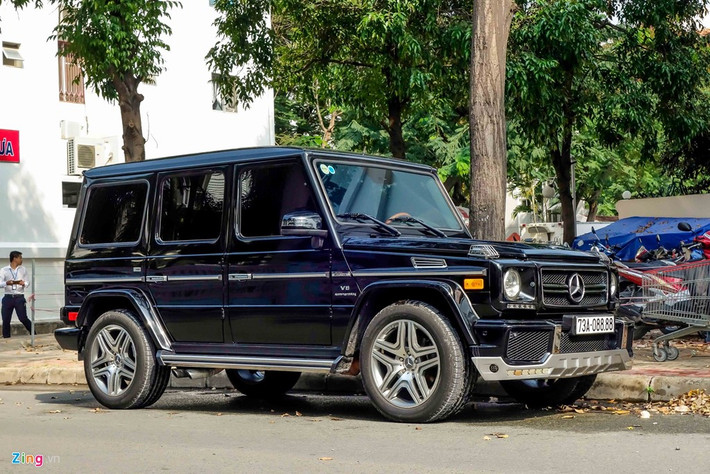 Mercedes G63 là mẫu SUV phong cách cổ điển của hãng xe Đức. Dòng xe này có thiết kế từ năm 1979 và đến nay không thay đổi nhiều. Với ngoại hình cổ điển cùng mức giá "trên trời", rất ít đại gia chọn dòng xe này tại Việt Nam.
