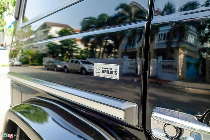 Huy hiệu Brabus được gắn bên hông, tuy nhiên ngoại hình xe vẫn nguyên bản, chưa phải bản độ chính hãng Brabus.