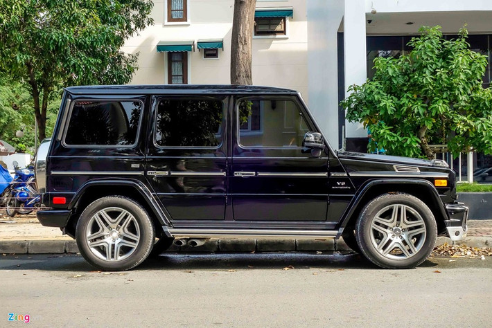 Mercedes-Benz G63 là model thay thế cho G55 đã dừng sản xuất. Dù ngoại hình không nhiều thay đổi, xe sử dụng động cơ tăng áp kép, V8, 5.5 lít, công suất cực đại 537 mã lực và 760 Nm mô-men xoắn. Chiếc xe nặng 2,5 tấn này có thể tăng tốc 0-100 km/h trong 5,4 giây.