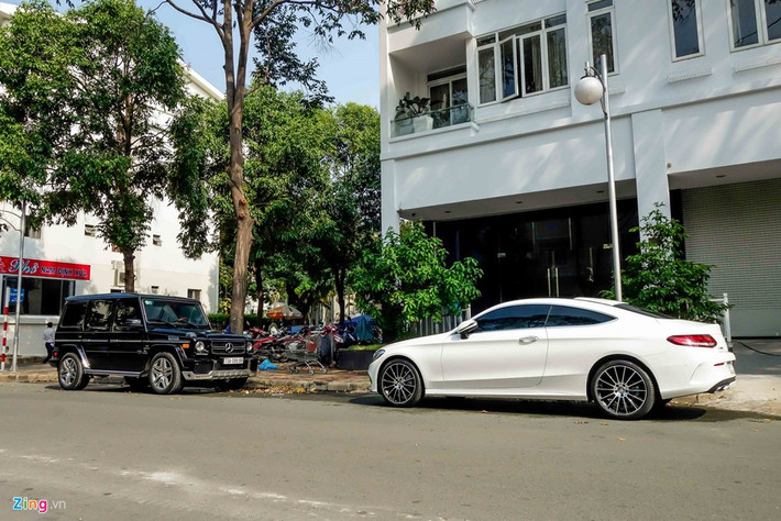 Ngoài chiếc G63 hầm hố, trước cửa nhà Cường Đô La còn mẫu C-Class Coupe thường được diễn viên Hạ Vi sử dụng.