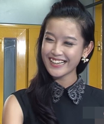 So với bây giờ, các đường nét trên khuôn mặt Huyền My khá nhạt nhòa. Hàm răng khểnh từng là nét đặc trưng của Á hậu nhưng nay đã thay đổi.