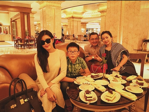 Huyền My và gia đình du lịch ở Dubai, ăn bánh và uống cà phê phủ vàng.