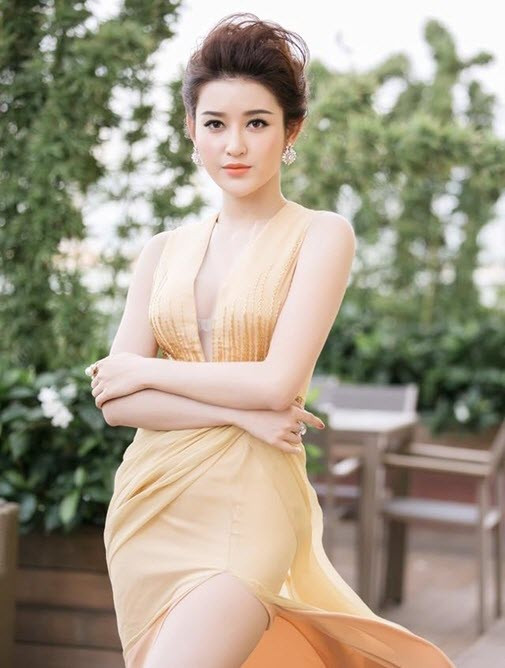 Huyền My là Á hậu sở hữu nhan sắc và thần thái hoàn hảo nhất Việt Nam. Chẳng vì thế mà tiếng tăm của cô còn đình đám cả ở Myanmar và nhiều nước khác. Mới đây, Huyền My sang Myanmar đóng phim Bridge over cloud - Cây cầu trên mây và bị tố để mẹ xách đồ ở sân bay. Tuy nhiên, cô khẳng định mình bị oan.