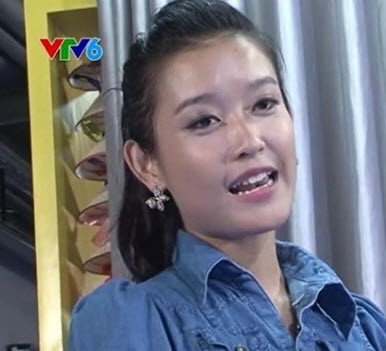 Nước da không trắng bóc như ở hiện tại, thậm chí còn lấm tấm mụn. Tóc tai và ăn mặc khá xuề xòa.