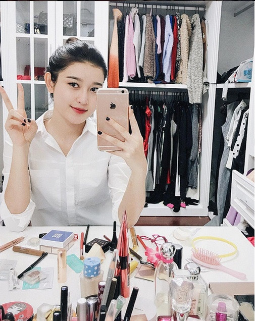 Phòng của Huyền My tràn ngập quần áo, đồ trang sức, phụ kiện, đồ trang điểm..