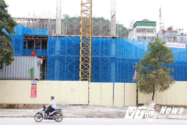 Xung quanh công trường được dựng hàng rào sắt kiên cố theo kiểu "kín cổng cao tường". PV đã đến liên hệ với Văn phòng điều hành TKV tại Hạ Long nhưng vẫn không được vào bên trong công trình tác nghiệp ghi hình vì chưa có sự đồng ý của lãnh đạo Tập đoàn. (Ảnh: Minh Khang)