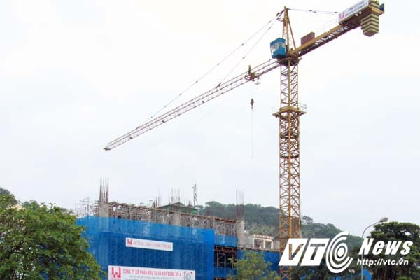 Theo quan sát của PV báo điện tử VTC News, tòa nhà được khởi công xây dựng thân tòa nhà từ tháng 10/2016, đến nay mới xây được khoảng 5 tầng. (Ảnh: Minh Khang)