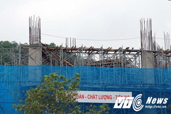 Các thanh sắt tại các cột trụ tòa nhà có dấu hiệu hoen gỉ. (Ảnh: Minh Khang)