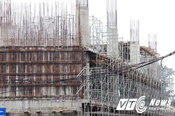 Những thanh sắt thép trên trụ cột bê tông đang có dấu hiệu hoen gỉ. (Ảnh: Minh Khang)