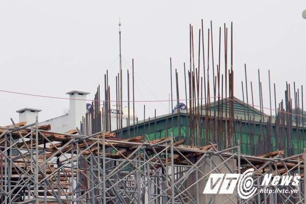 Với những dấu hiệu sắt thép hoen gỉ trên công trường, rất có thể tòa nhà này đang tạm dừng thi công hoặc thi công cầm chừng. (Ảnh: Minh Khang)