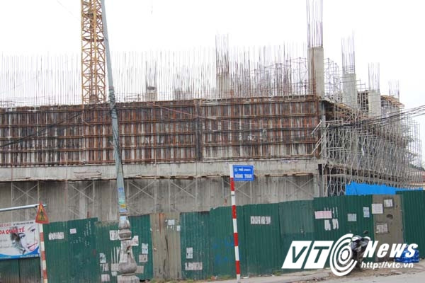 Phía sau tòa nhà tiếp giáp với khu phố Hàng Than. (Ảnh: Minh Khang)