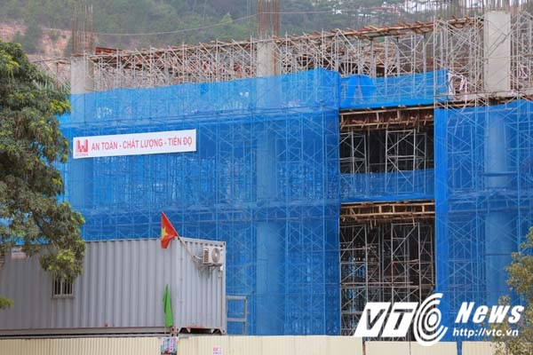 Phía mặt tiền Tòa nhà trên đường Lê Thánh Tông. (Ảnh: Minh Khang)