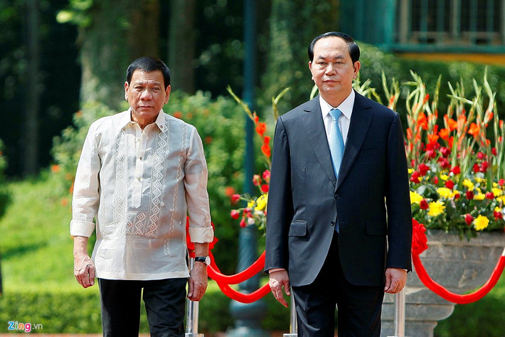 Vào lúc 10h30 cùng ngày, Chủ tịch nước Trần Đại Quang chủ trì buổi đón tiếp Tổng thống Rodrigo Duterte theo nghi lễ cấp cao nhất dành cho nguyên thủ. Chuyến thăm diễn ra trong bối cảnh quan hệ đối tác chiến lược giữa Việt Nam và Philippines đang phát triển tốt đẹp. Năm 2016 là năm kỷ niệm 40 thiết lập quan hệ quan hệ ngoại giao giữa hai nước.