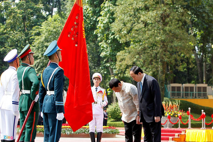 Chủ tịch nước Trần Đại Quang và Tổng thống Rodrigo Duterte duyệt đội danh dự Quân đội nhân dân Việt Nam.