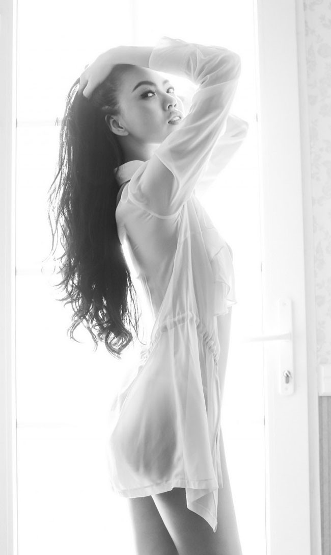 Buổi trưa, Hoàng Điệp cho rằng ai cũng muốn ăn ngon nên đừng quá khắt khe với bản thân vì còn nhiều thời gian tiêu hao năng lượng cho đến hết ngày. Buổi tối cô chỉ ăn nhẹ, nếu ăn thịt thì sẽ ăn thịt bò hoặc ức gà. Hoàng Điệp cho biết, để giữ cho làn da và ánh mắt luôn tươi trẻ, cô đặc biệt ngủ sớm và ngủ đủ giấc 7-8h/ ngày.
