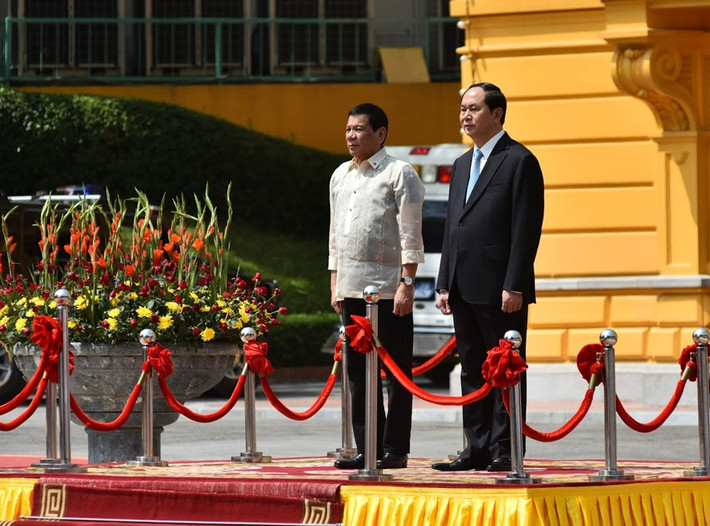 Chủ tịch nước Trần Đại Quang và Tổng thống Rodrigo Duterte bước lên bục làm nghi lễ chào cờ. Quân nhạc cử lần lượt quốc thiều hai quốc gia.