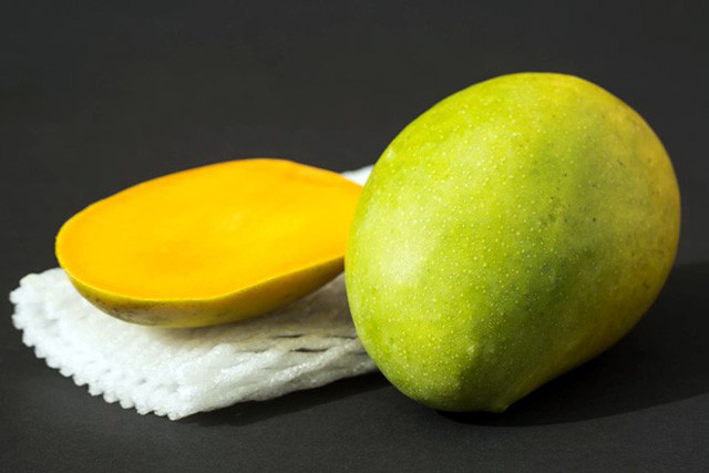Kesar có lớp vỏ mỏng, màu cam óng pha xanh.