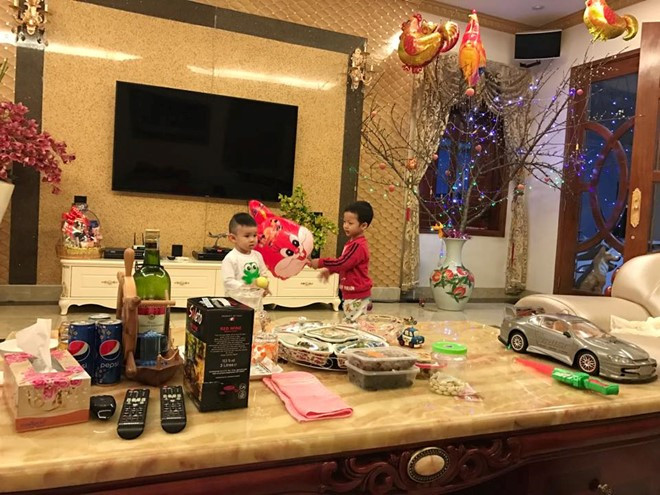 Có thể nói, Vy Oanh là một trong những mỹ nhân khá kín tiếng trong chuyện tình cảm. Khi sự nghiệp đang ở đỉnh cao, Vy Oanh bất ngờ "mất tích" rồi thông báo đã sinh con tại Mỹ khiến dư luận xôn xao.