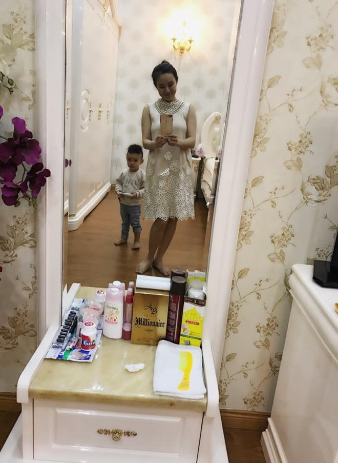 Không chỉ vậy, Vy Oanh còn được mẹ chồng chiều chuộng khiến nhiều người ghen tị. Cô chia sẻ trên trang cá nhân: "Sáng mai nội Voi thấy ngủ trưa trầy trưa trật không xuống, thế nào cũng lo lắng chạy lên gọi xuống ăn vì sợ "công túa zí quoàng tử" đói cho mà xem nà. Đấy mẹ chồng em yêu thế đấy, dễ thương tốt bụng làm sao".