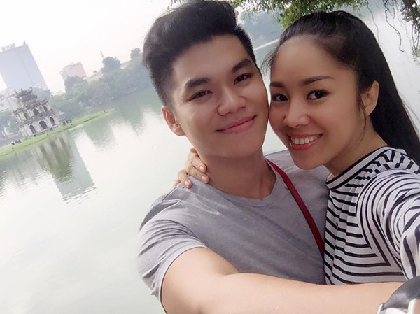 Lê Phương: Trải qua cuộc hôn nhân đổ với với Quách Ngọc Ngoan, Lê Phương từng vướng phải tin đồn hẹn hò cùng nam diễn viên Quý Bình… Tuy nhiên sau này cả hai đã phủ nhận chuyện tình cảm và khẳng định chỉ coi nhau là bạn bè thân thiết, tri kỷ. Cuối cùng sau tất cả những sóng gió, giờ đây Lê Phương lại đang hạnh phúc ngọt ngào bên người tình trẻ, kém cô 7 tuổi. Được biết, bạn trai mới của Lê Phương tên Trung Kiên, sinh năm 1992, hiện đang là ca sĩ của Đoàn nghệ thuật Quân khu 7. Và hai người gặp nhau trong chuyến công tác ở Trường Sa.