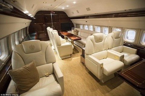 Trong máy bay, ngoài những tiện nghi sang chảnh, thoải mái đủ phục vụ hơn 40 người cùng một lúc thì nhiều chi tiết còn được dát vàng. Cụ thể như viền bàn ăn, dây đai an toàn và cả vòi nước hay bồn rửa mặt ở nhà vệ sinh đều được phủ vàng sáng loáng. Bên trong ngoài phòng khách, phòng ăn còn có 2 phòng ngủ và phòng tắm. Ghế ngồi có thêu huy hiệu Trump đầy danh giá.