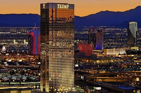 4. Khách sạn mạ vàng ấn tượng Ông Donald Trump sở hữu nhiều khu bất động sản khắp nước Mỹ trong đó có khách sạn Trump International ở Lasvegas. Tòa khách sạn cao 64 tầng, đứng xa có thể thấy công trình này nổi bật với màu vàng ấn tượng. Màu vàng trên tòa nhà là mạ vàng không phải dát vàng thật nhưng cũng đủ gây nên sự ấn tượng. Bên trong có 1.232 phòng trong đó có 50 phòng kiểu penthouse. Trong đó giá phòng rẻ nhất là 165 USD, nội thất bên trong mỗi phòng hiện đại và tiện nghi.