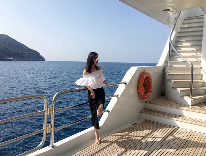 Cô nàng 27 tuổi nằm trong hội Rich Kids of Instagram và Tumblr – nơi quy tụ những cậu ấm, cô chiêu có cuộc sống sanh chảnh nổi tiếng thế giới. Chryseis cũng là bạn thân của Kim Lim - thiên kim tiểu thư của tỷ phú Singapore Peter Lim.
