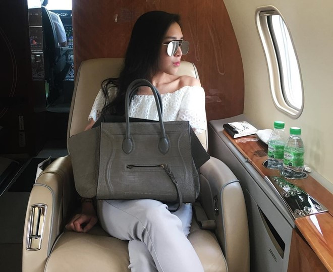 Không thua kém các anh chị của mình, Chrystal cũng sở hữu phi cơ riêng và thường xuyên đi du lịch khắp thế giới.
