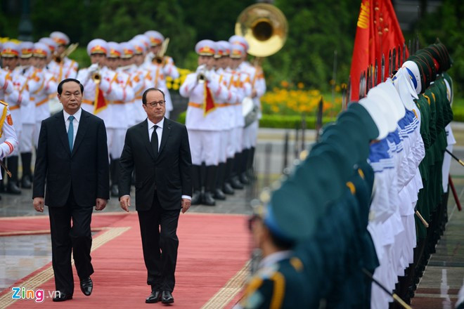 Chủ tịch nước Trần Đại Quang và Tổng thống Hollande duyệt đội danh dự. Ảnh: Tiến Tuấn.