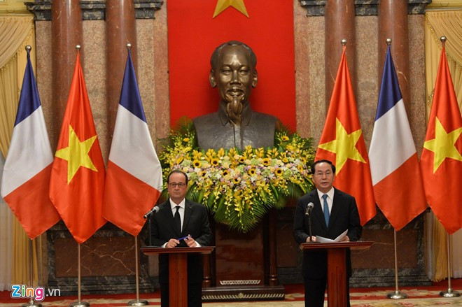 Chủ tịch nước Trần Đại Quang và Tổng thống Hollande chủ trì cuộc họp báo chung. Ảnh: Hoàng Hà.