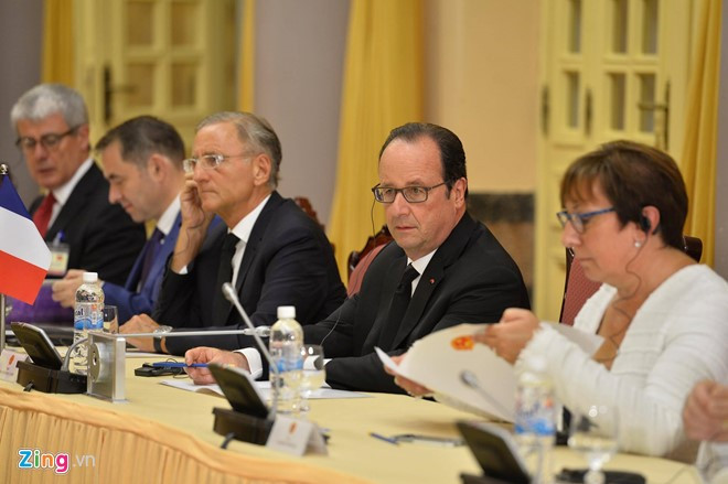 Tháp tùng ông Hollande trong chuyến công du lần này có Quốc vụ khanh phụ trách về Phát triển & Pháp ngữ André Vallini (ngồi bên phải ông Hollande) và Quốc vụ khanh phụ trách Thương mại Martine Pinville (ngồi bên trái). Ảnh: Hoàng Hà.