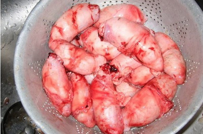 Hàu đá Hàu đá không phải món ăn từ những con hàu chiên giòn mà thực chất là tinh hoàn bò. Người ta bóc vỏ, bọc bột bên ngoài, tẩm hạt tiêu, muối, sau đó ép phẳng và rán giòn.